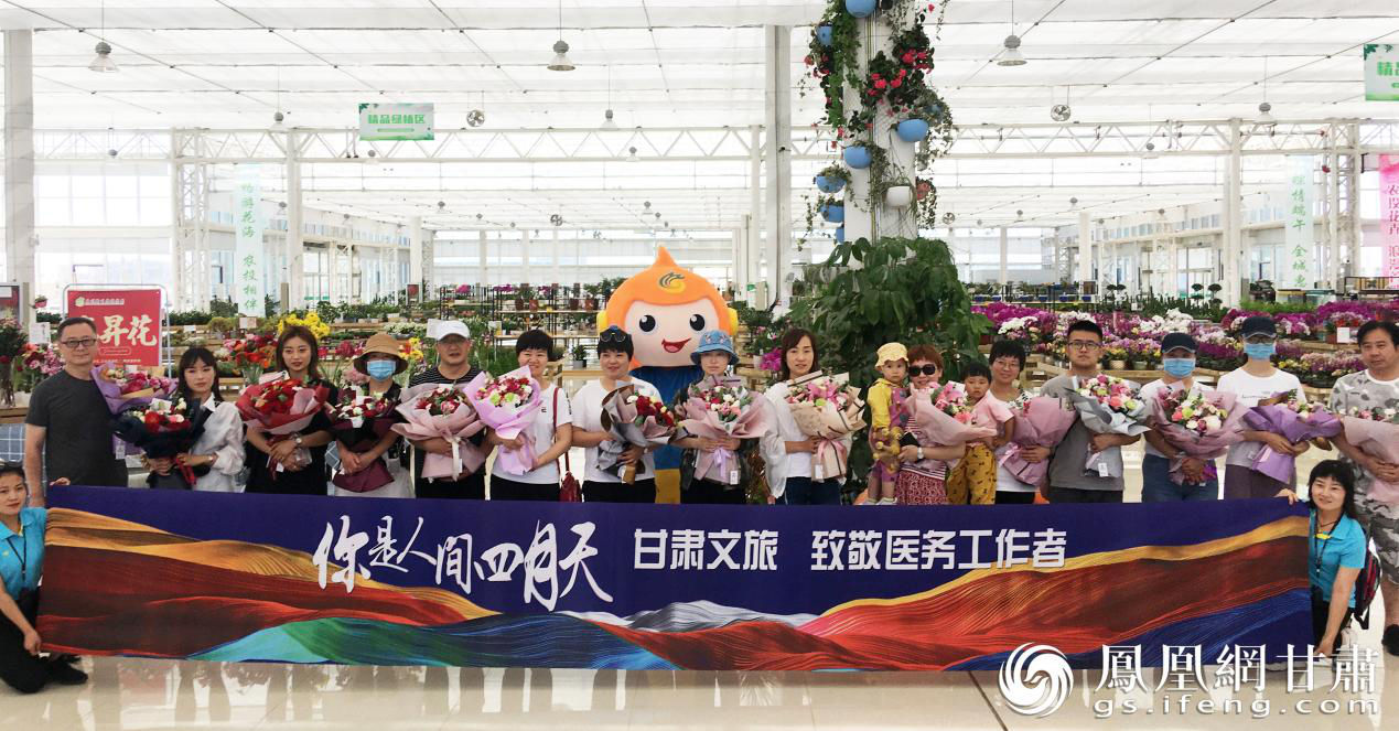 援鄂医务工作者抵达兰州新区 李娟平 摄