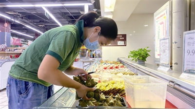 徐金凤正在查看散装粽子品质