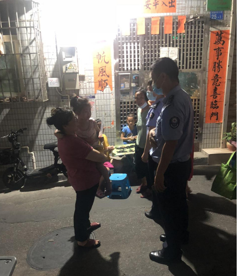 网格|深圳铁岗社区网格中队助两名走失儿童找到家人