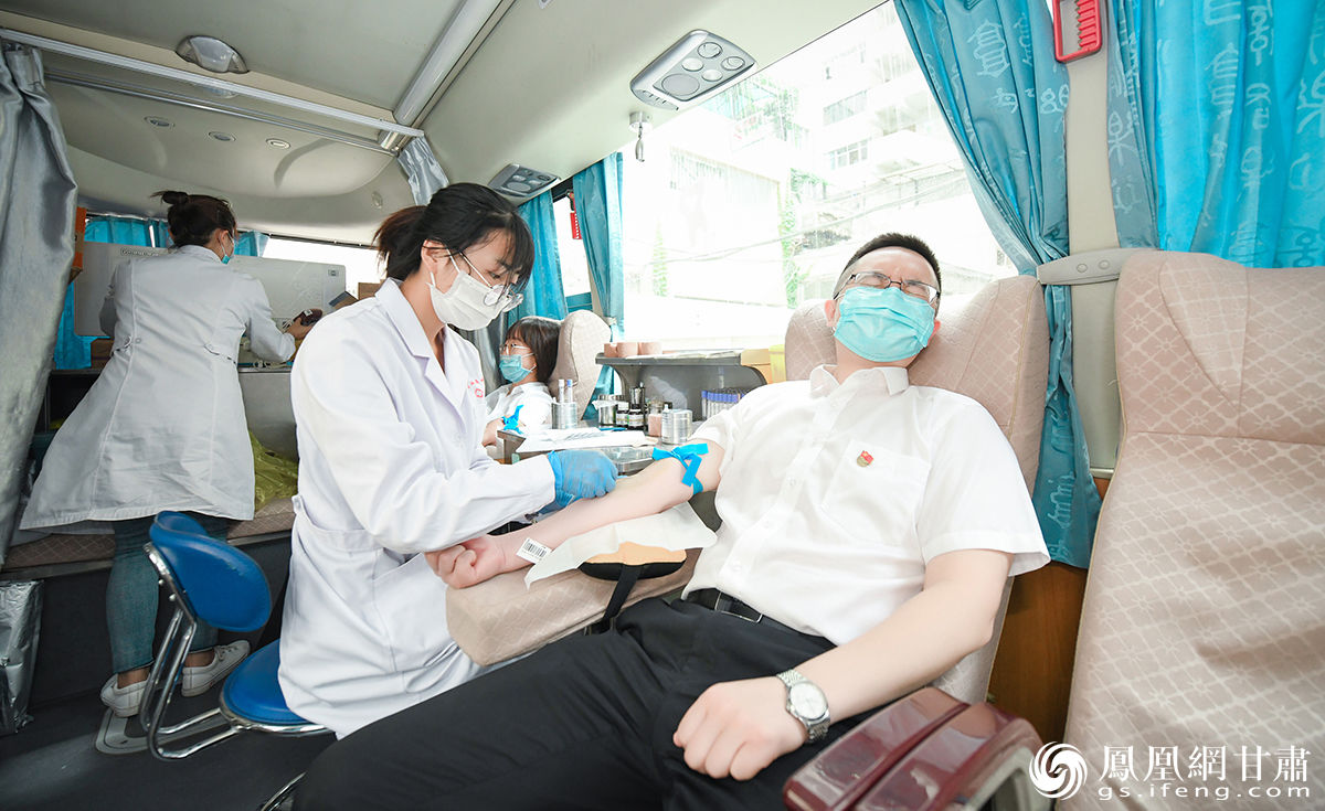 第一次参加献血有些晕针，但咬着牙也要上！杨艺锴 摄