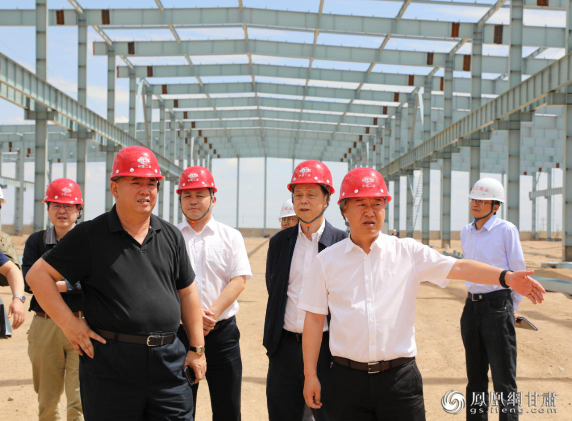 商投集团董事长巨宝庆（前排右一）在新材料加工项目现场考察