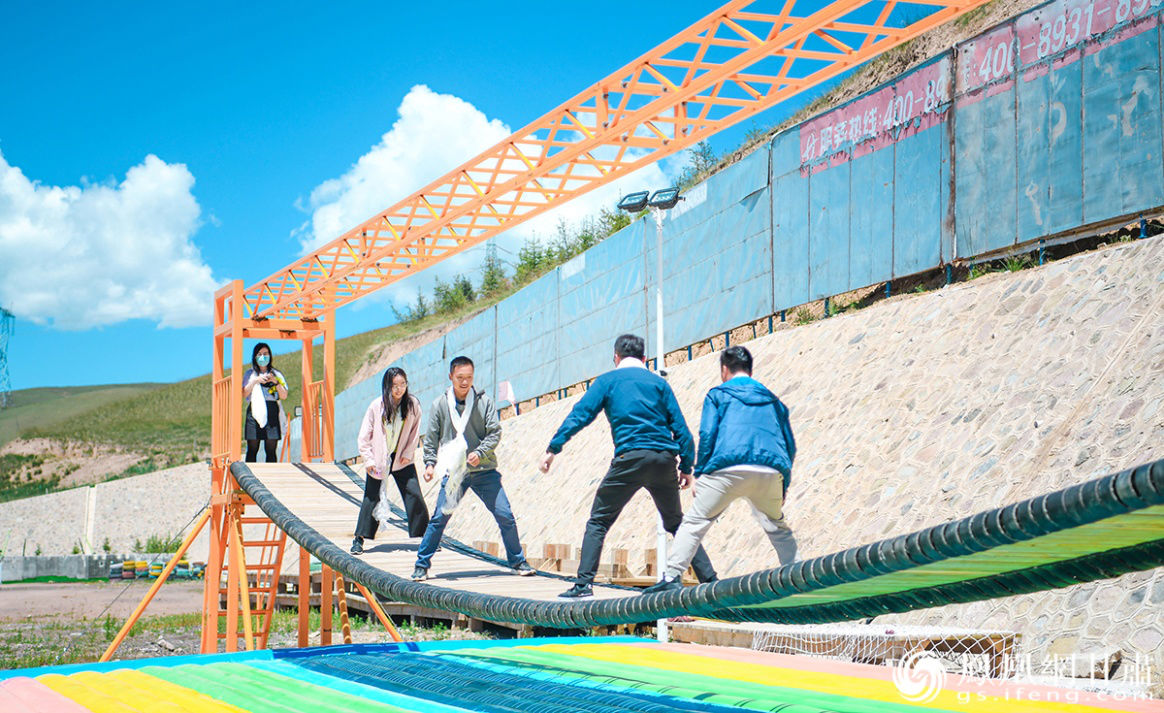 媒体代表感受乌鞘岭国际滑雪场彩虹桥的魅力 杨艺锴 摄