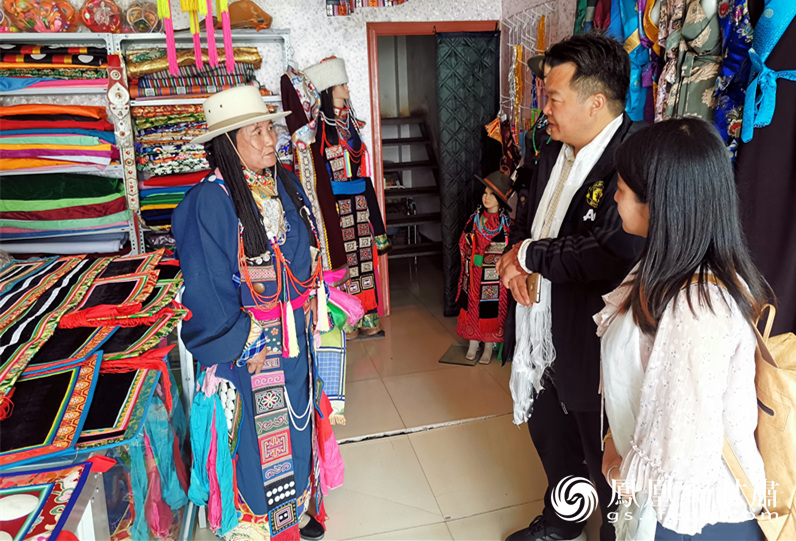 媒体记者采访藏族服饰非遗传承人牛花吉 杨文远 摄