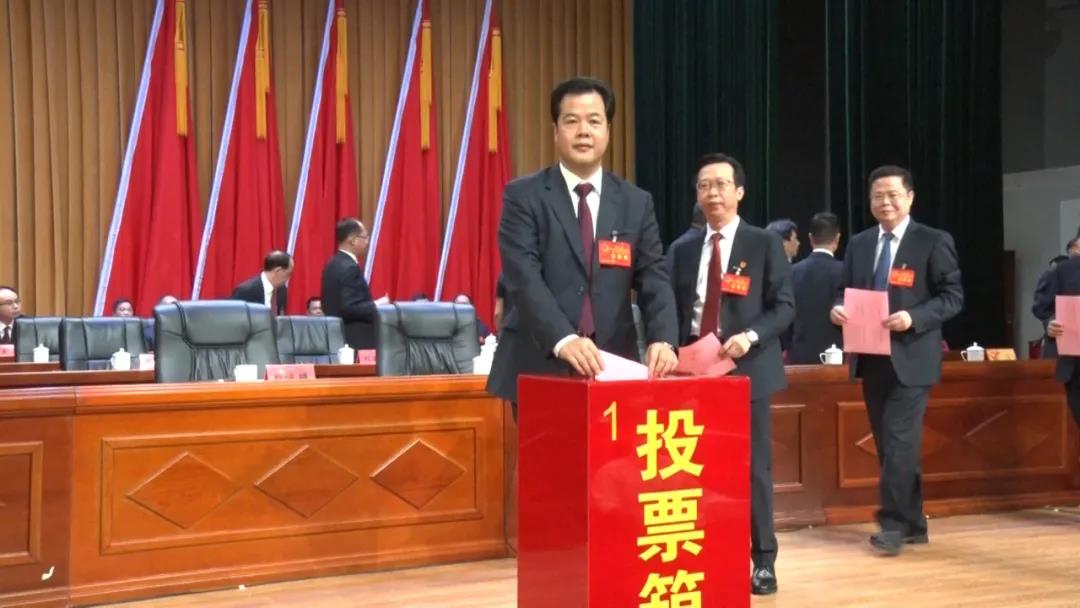 视频海丰县十五届人大五次会议胜利闭幕郭文炯当选为海丰县人民政府