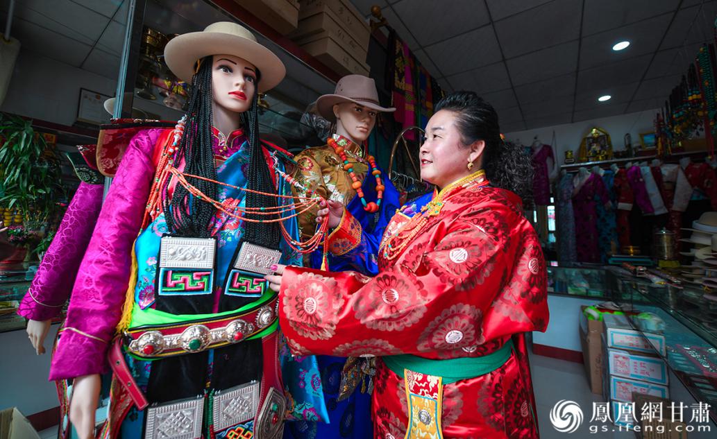 藏族服饰非遗传承人徐英向媒体代表介绍精美的藏服 杨艺锴 摄