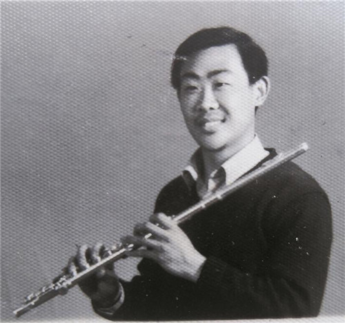 年轻时的王佑贵喜欢吹笛子，这也为他敲开了湖师大的大门。