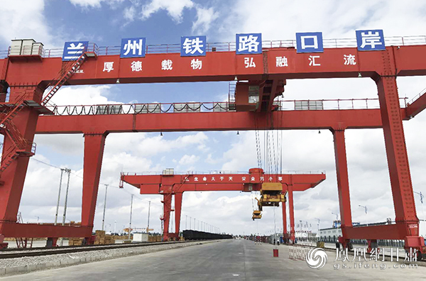 兰州新区中川北站物流园内，参赛者正在加紧练习。