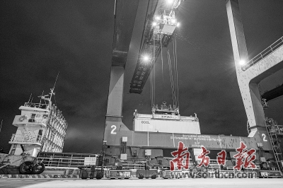 码头|粤东首批“抵港直装”货物上船 释放码头堆场空间