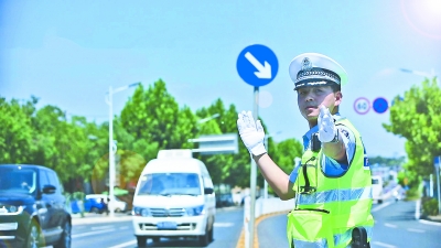 烈日下戴着口罩执勤 交警晒成"口罩脸"