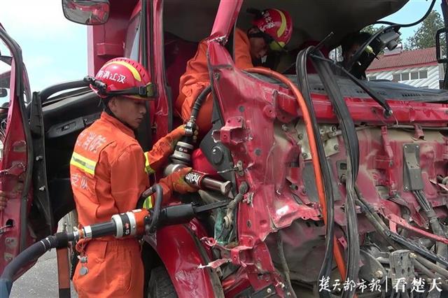 司机遇车祸被困驾驶室 消防员紧急救援