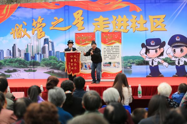 “城管之星”走进社区,根据武昌城管“核桃姐”的真实故事改编的舞台剧受到居民欢迎。