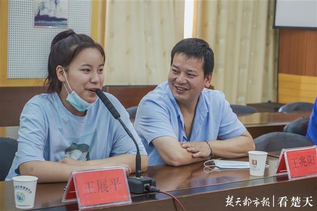 王展平与爸爸王兆阳在座谈会上
