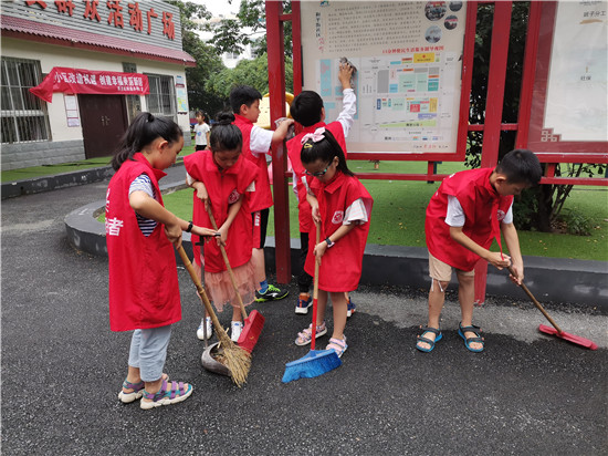 志愿服务队伍中,河南省焦作市山阳区焦东路小学学生志愿者近日来到
