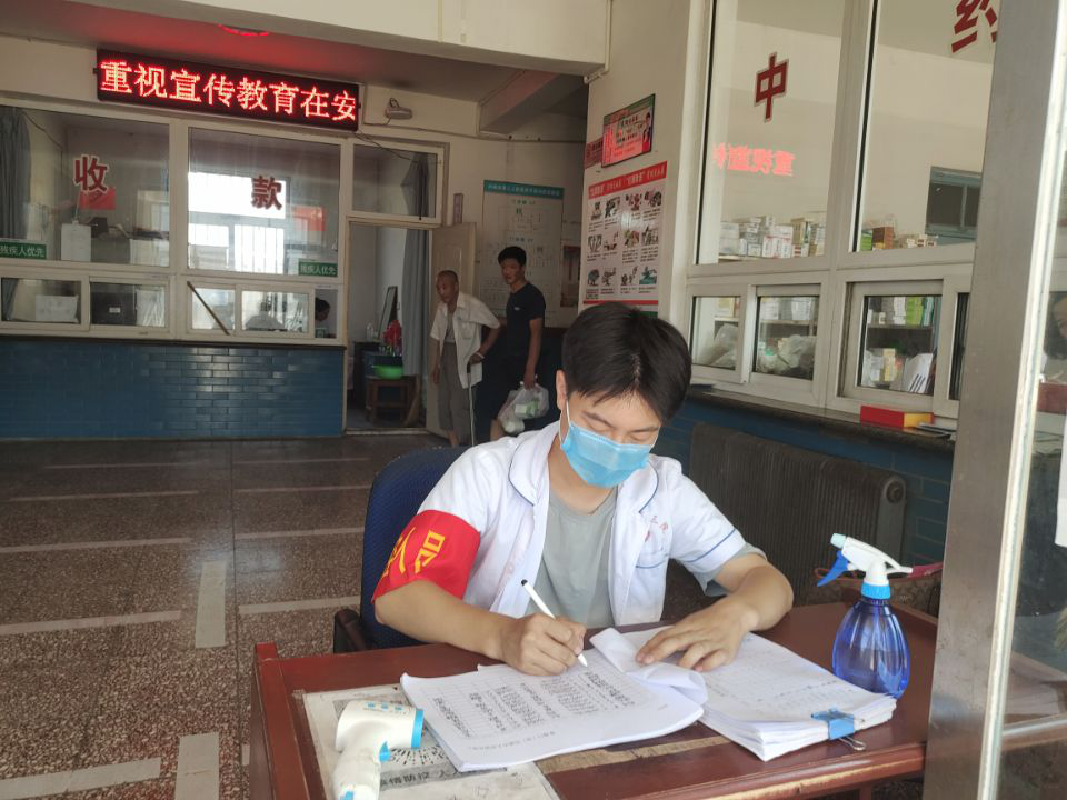 (图为赵琦在医院值班)