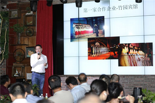 薛志平讲解他拍摄的照片“第一家合作企业——竹园宾馆”