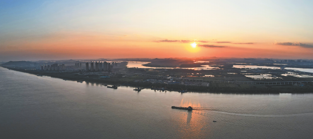 沌口通顺河现“落霞秋水 长天一色”美景(图1)