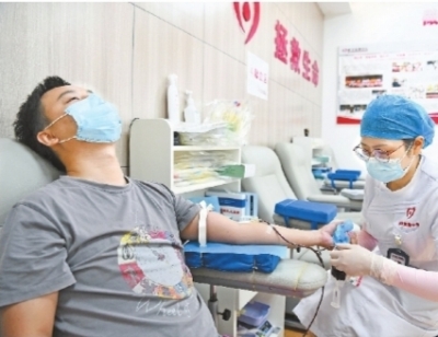 汉口站献血屋，武汉血液中心工作人员在采血。长江日报记者苗剑摄