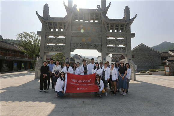 采风团在韩岭老街