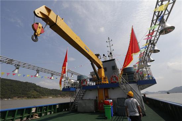 “琼临渔03399”号钓鱼船试航现场。刘波摄