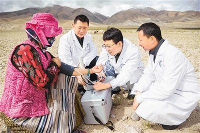 葛冠群医生在外为牧民义诊