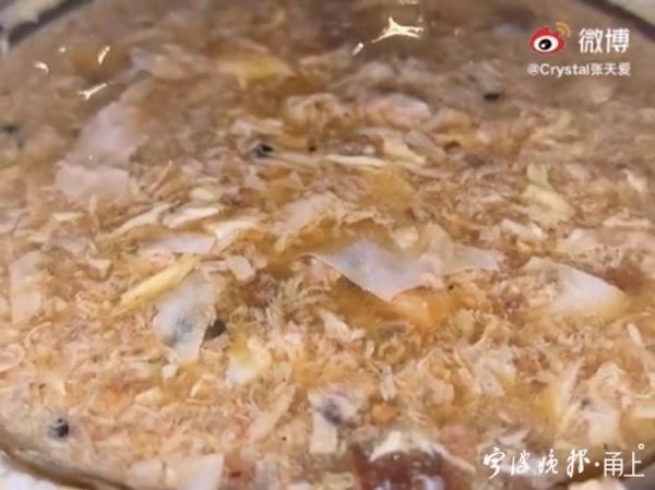 另外，张天爱此行还在店里买下了核桃蛋的“黄金搭档”——汤包。“这汤包长得很像我们北方的蒸饺，第一次点的时候还以为给我上错了......”据介绍，象山汤包是素馅的，一口汤包，再来一口核桃蛋，别提多满足了！
