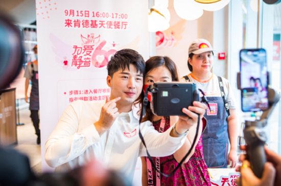 （宋晓波在静音直播中与现场顾客有爱互动）