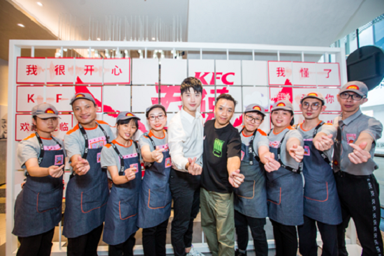 （演员、手语主持人宋晓波，江苏常州市聋人协会主席姚民与肯德基天使餐厅天使员工合影）