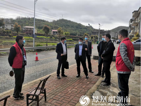 邵东市人大常委会党组书记,主任杨肇晖(左三)到九龙岭镇督导疫情防控