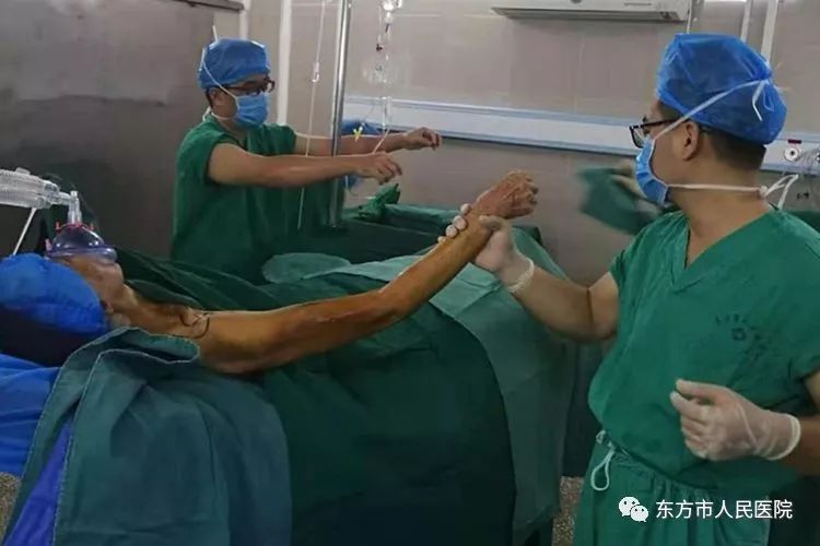 制定手术计划(上图)术前手术体位:患者取沙滩椅位,手臂外展