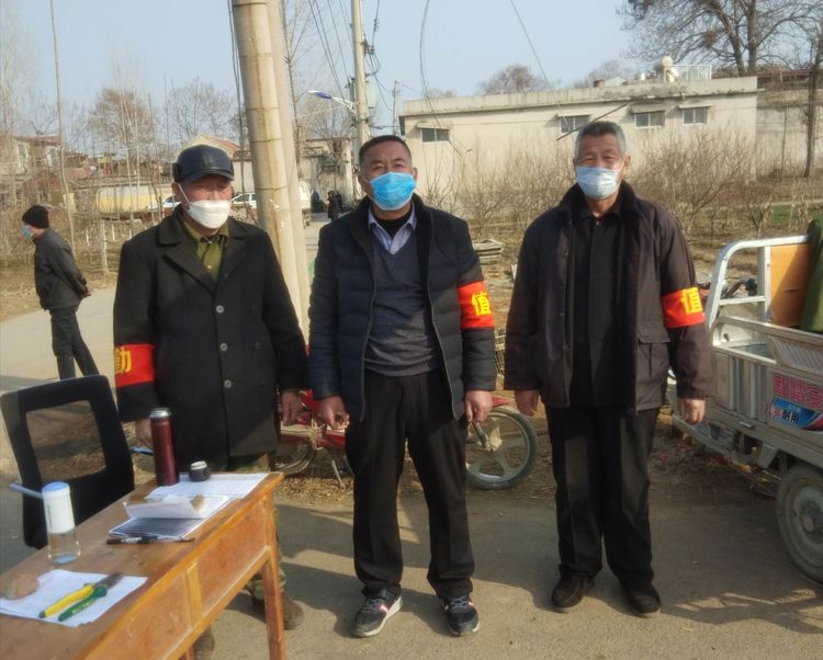 章丘区圣井街道:街口值守红袖章 守护平安圣井在行动