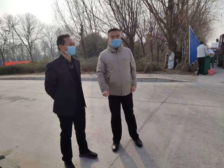 章丘区圣井街道:街口值守红袖章 守护平安圣井在行动