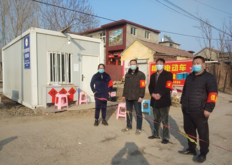 章丘区圣井街道:街口值守红袖章 守护平安圣井在行动