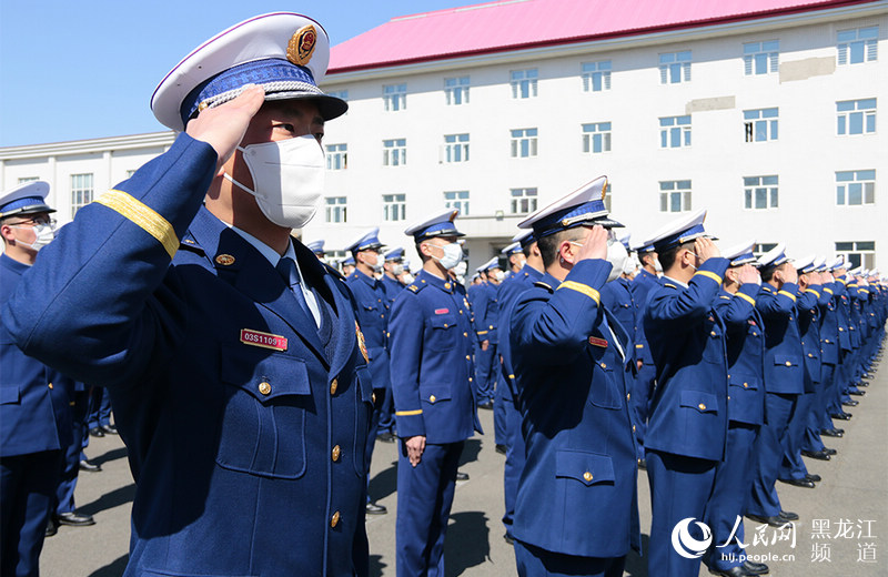 黑龙江省森林消防总队新训大队指战员表达敬意.