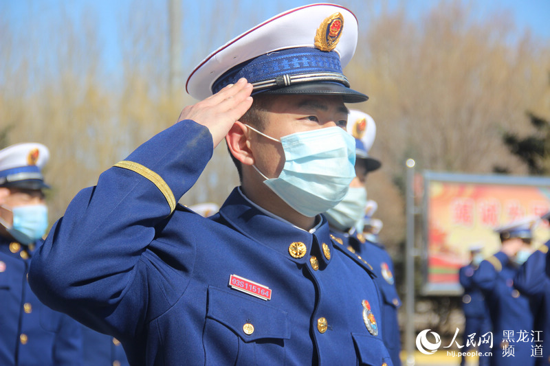黑龙江森林消防总队特勤大队指战员表达敬意.