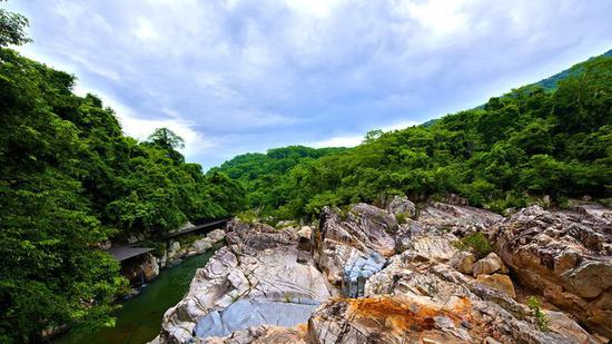 沈阳是东北的政治,金融,文化,经济,交通中心,而棋盘风景区位于沈阳市
