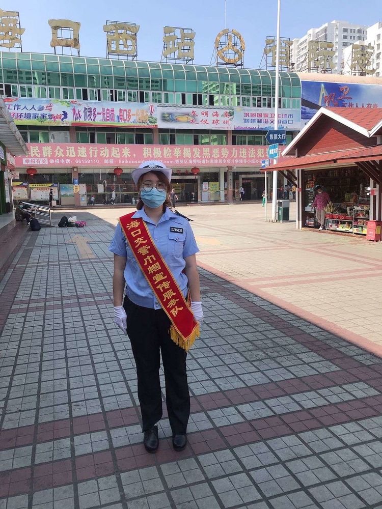 4日,美兰大队在海口西站巾帼服务岗进行疏导和提供咨询服务.