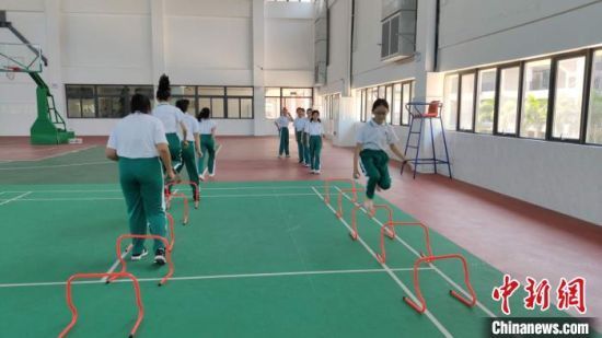 海南华侨中学美丽沙分校的学生在室内上体育课. 林士杰摄