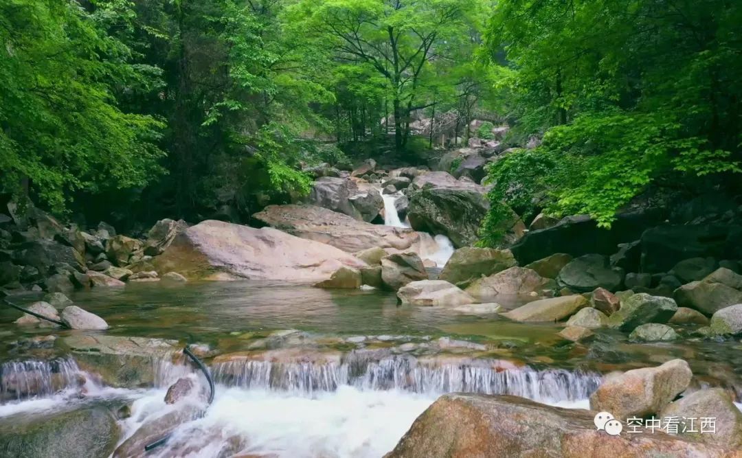 航拍江西婺源大鄣山卧龙谷:森林水世界 清凉瀑布群