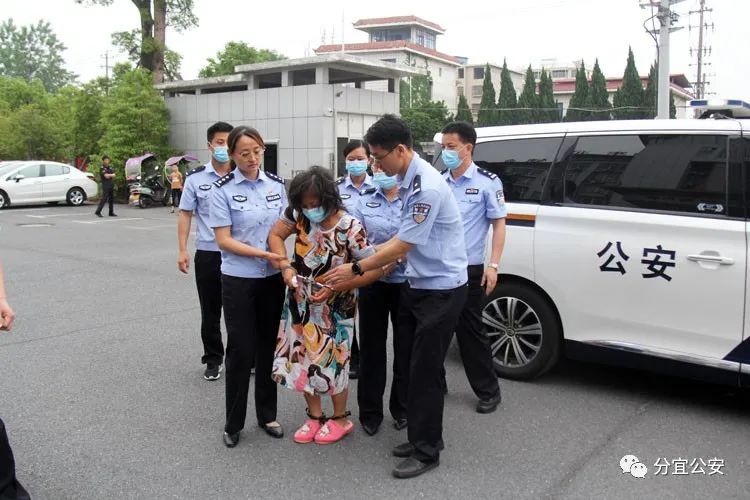 赣鄱  5月9日下午17时许 戴着手铐脚镣的 犯罪嫌疑人袁某被押下警车