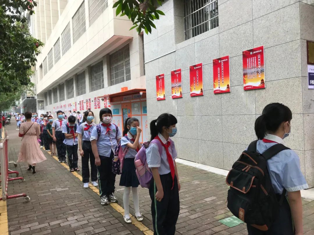 上饶市一小 在上饶市第一小学,学生们正通过红外线体温门,排队有