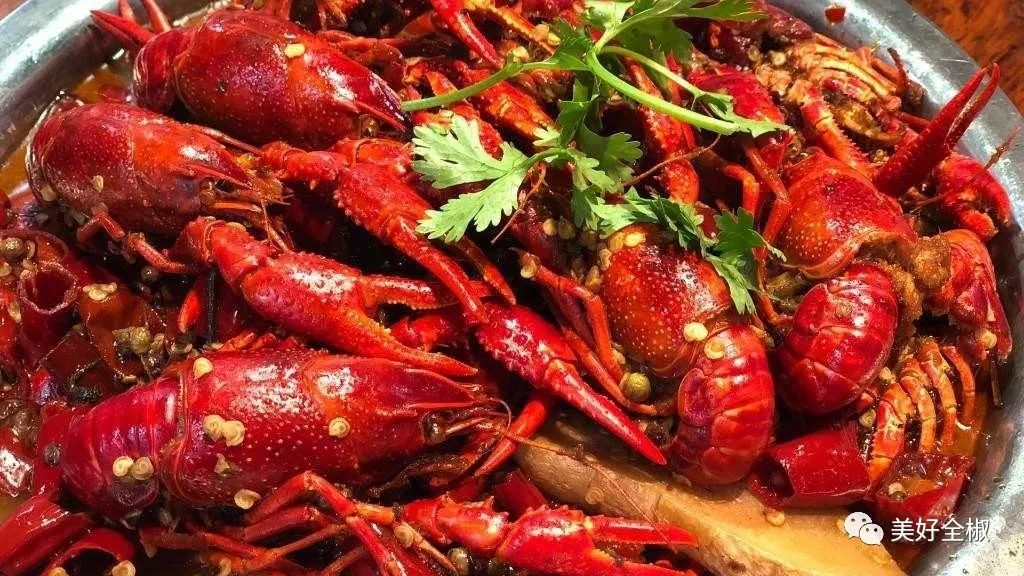 1,金湖龙虾土菜馆招牌菜:卤鸭头,蒜泥生蚝,蒜蓉蒸鲍鱼,清蒸大黄鱼