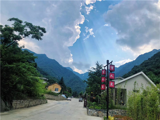 媒体旅行社走进南召宝天曼景区体验山水之魅冲浪之旅