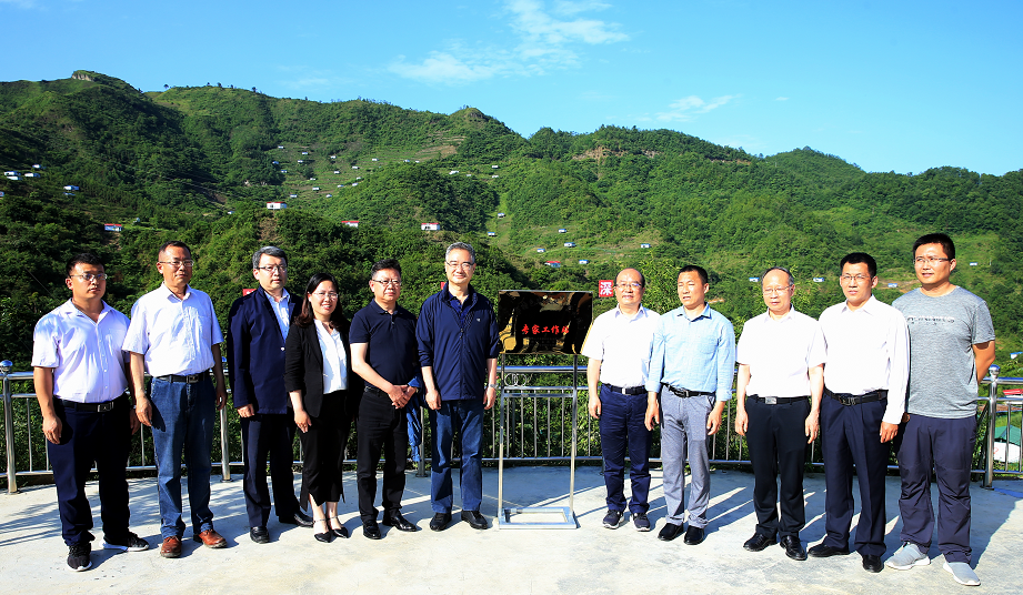 山东省委常委,青岛市委书记王清宪(左六)和贵州省副省长吴强(右五)与