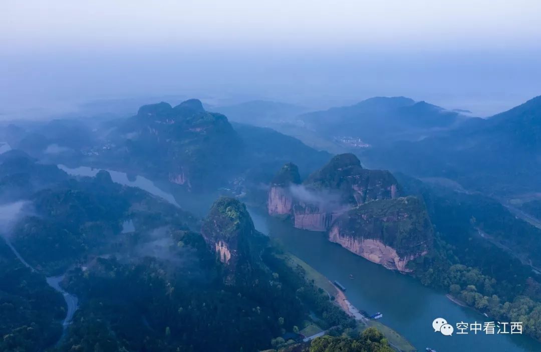 无人机航拍下的江西龙虎山风景区,如梦似幻.