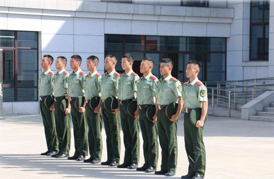 武警官兵顶着烈日进行队列会操. 温州武警供图