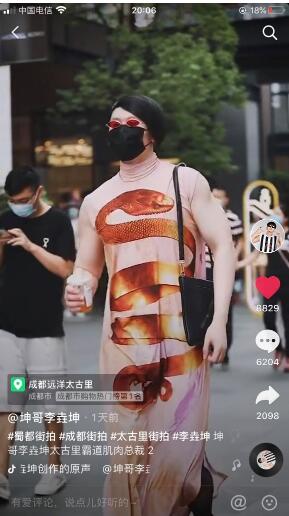 火遍全网的成都太古里街拍霸道总裁潮人李垚坤爆火抖音