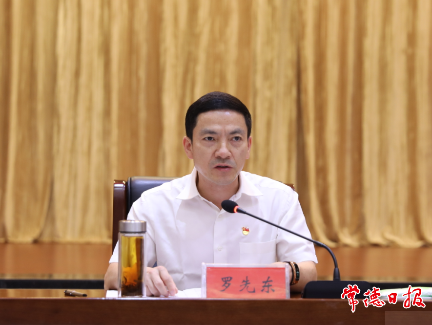 市委常委,市委秘书长,市直机关工委书记罗先东宣读实施方案