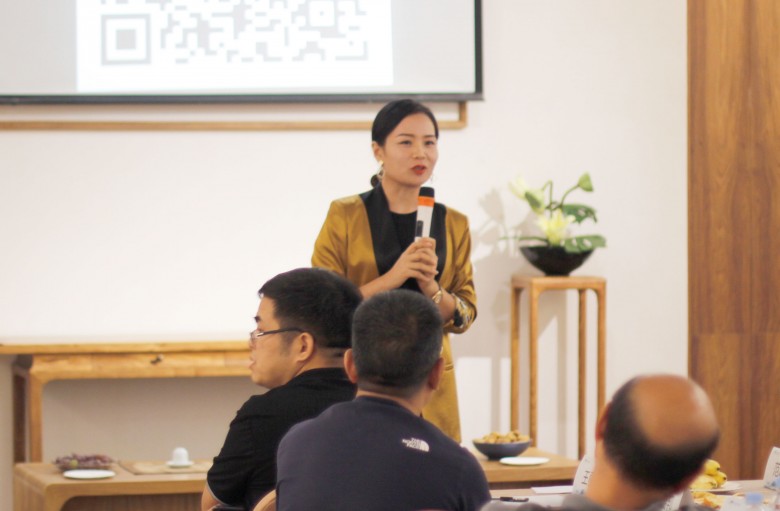 副秘书长孟斐主持会议.jpg