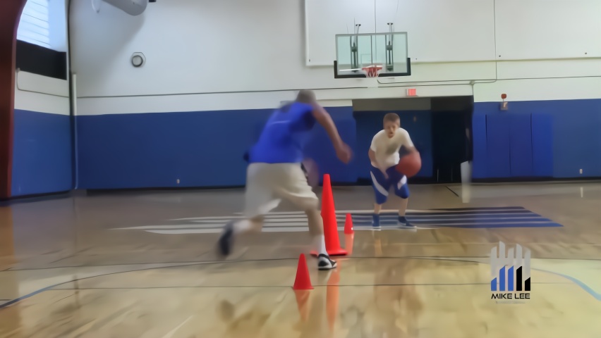 只用一只手就能晃倒人，球场上最常见的过人招式