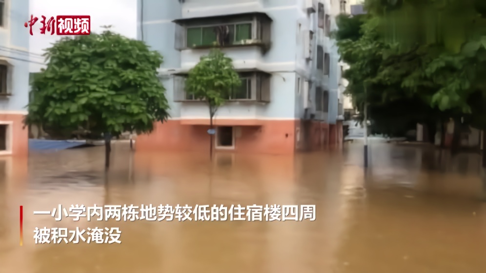 广西崇左暴雨致小学住宿楼被淹 消防紧急转移21人